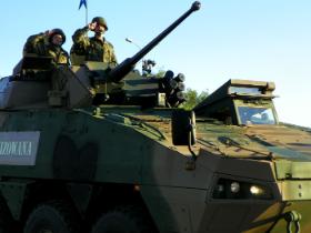 Kołowy transporter opancerzony Rosomak z armatą 30 mm – jeden z najbardziej udanych projektów zbrojeniowych Polski (umowy z 2003 i 2013 r.).