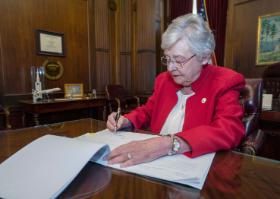 Gubernator stanu Alabama Kay Ivey podpisuje ustawę antyaborcyjną, 15 maja 2019 r.
