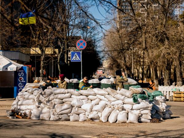 Ukraińscy żołnierze na punkcie kontrolnym w Kijowie.
