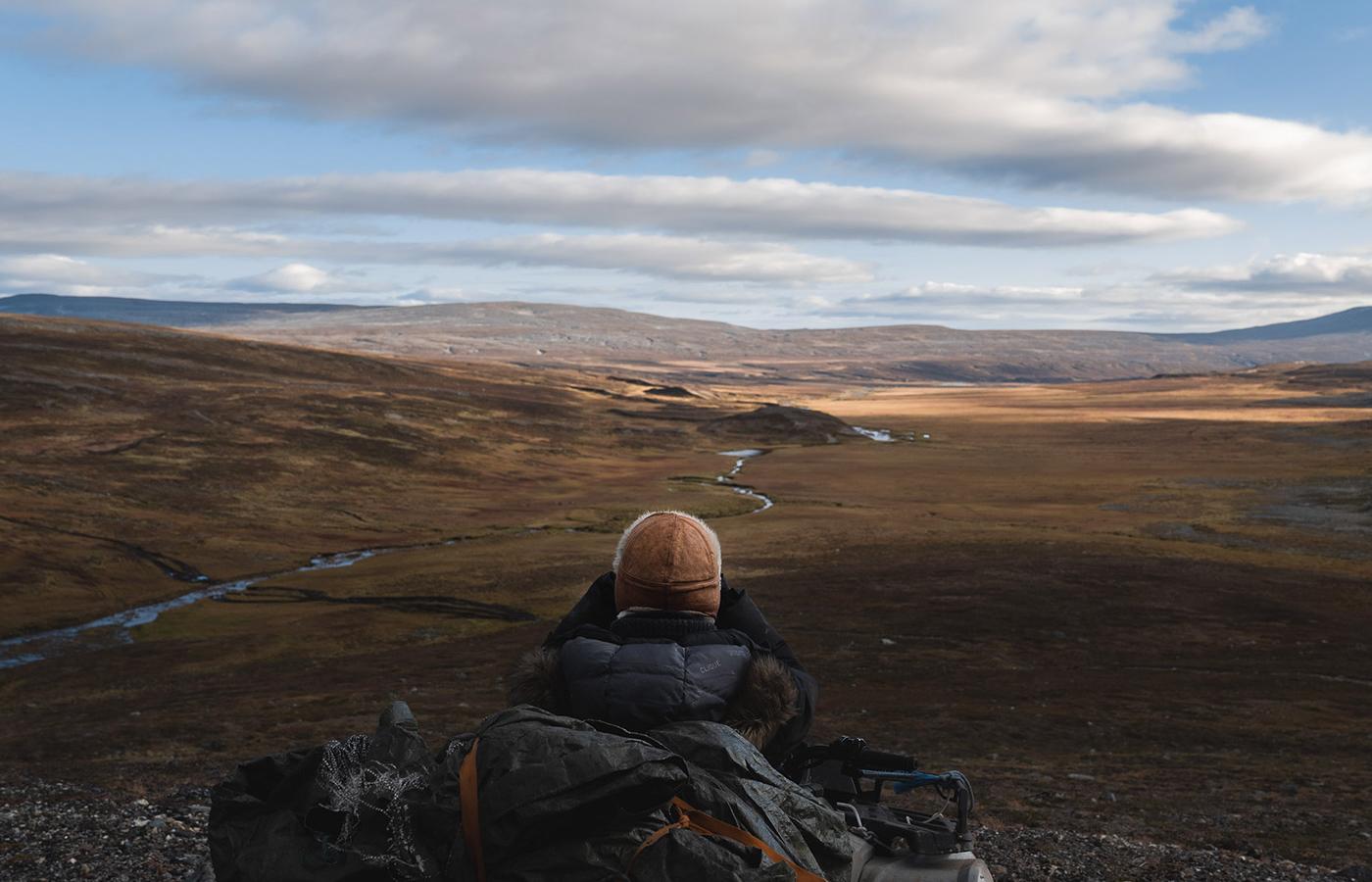 Asllath, syn Pera Jona Antii, obserwuje płaskowyż Laksefjord, szukając reniferów, które oddzieliły się od stada.