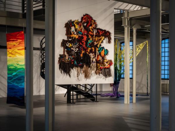 Po lewej: Dalsze Horyzonty lub Ciało Świata, Veronica Filipak (Brazylia). W centrum: Wirhina. Z serii Córki Pachy (Świata), Melania Toma (Włochy)