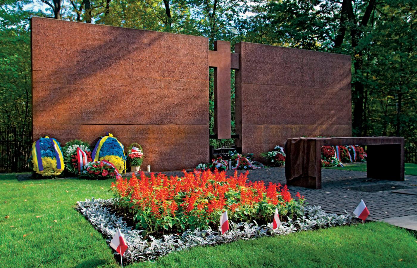 Otwarty w czerwcu 2000 r. Cmentarz Ofiar Totalitaryzmu w Charkowie, stworzony według projektu polskich rzeźbiarzy Zdzisława Pidka i Andrzeja Sołygi