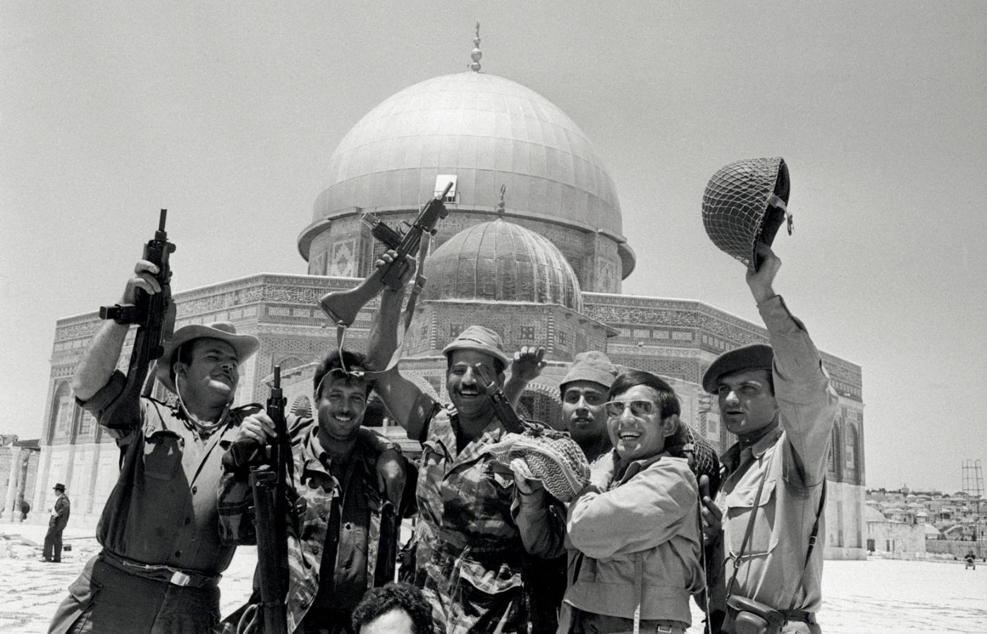 Żołnierze izraelscy przed meczetem Kopuła na Skale. Czerwiec 1967 r.