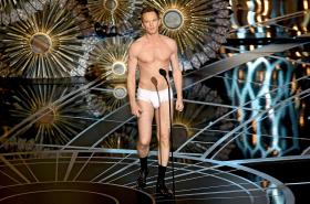 Neil Patrick Harris powitał gości oscarowej gali w stroju rodem z filmu „Birdman”.