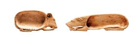 Kościane łyżeczki kosmetyczne w kształcie psa oraz myszy z czasów XVIII dynastii.