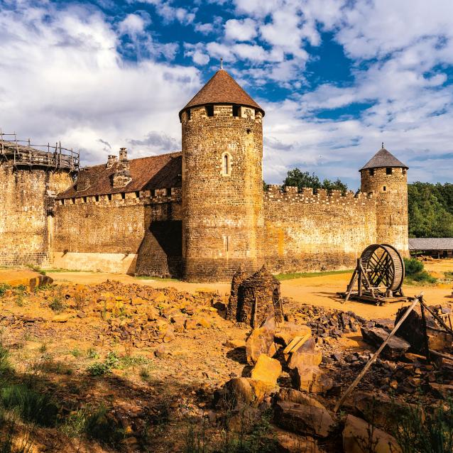Guédelon. Według planów z XIII w. francuscy badacze zbudowali coś, co mogłoby tu stanąć.