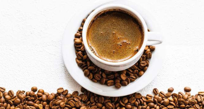 „Gdybym szukał podobieństw, to w kwestii smaków trzecia fala świadomości kawowej może być porównywana do tego, co dzieje się w winach. Tam też jest zatrzęsienie szczepów, są różne metody obróbki, no i na końcu różne metody serwowania” – stwierdza Adam Laska.