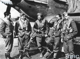 Nieco zapomniani bohaterowie – piloci dywizjonu 302 w gotowości bojowej.