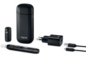 IQOS, imitację papierosa, trzeba podczas palenia umieścić w ceramicznej oprawce, by upakowany ciasno tytoń mógł się w niej podgrzać do około 300 st. C.