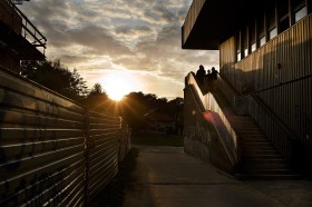 Wojan na murach trwa. Napisy na ścianie domu kultury na Woli Duchackiej zdradzają, że dzielnica kibicuje „Pasom”.