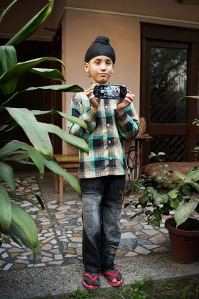 Karanjot Singh, 8 lat, jedynak. KONSOLĘ PSP dostał na gwiazdkę od wujka z Ameryki. Uwielbia na niej grać w piłkę nożną. Wstaje o 5, bo do szkoły ma na 6:30, po niej ma korepetycje. W domu pije mleko i ogląda kreskówki w tv. Chce zostać lekarzem. New Delhi