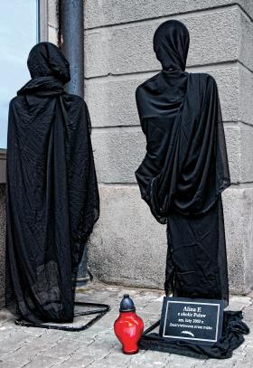 Akcja przeciw przemocy domowej zorganizowana w Warszawie przez Centrum Praw Kobiet.