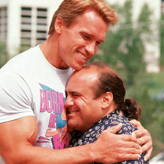 Arnold Schwarzenegger i Danny DeVito w filmie „Bliźniacy” Ivana Reitmana z 1988 r.