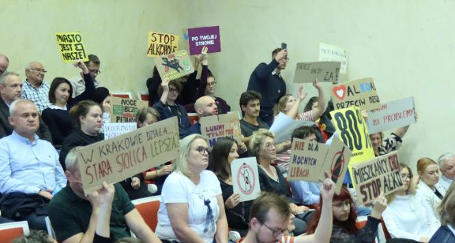 XXVI sesja Rady m.st. Warszawy. Przepadły dwa projekty dotyczące zakazu nocnej sprzedaży alkoholu. 18 września 2025 r.