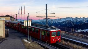 Po drodze możemy się zatrzymać w Mineralbad, czyli okolicznym SPA (budynek zaprojektował Mario Botta). U końca trasy rozpościera się przed nami panoramiczny krajobraz – z widokiem m.in. na Wyżynę Szwajcarską i szeroko rozciągnięte, gęsto zalesione pasmo górskie (Szwarcwald).