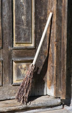 Problem jest ze skazanymi z wysokimi kwalifikacjami i wyższą pozycją społeczną. Wobec prawa wszyscy są równi i nawet skazany lekarz powinien w ramach wykonywania orzeczonej kary zamiatać ulicę, przy której mieszka.