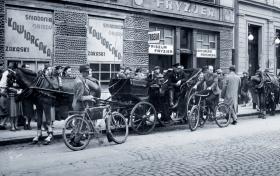 Zakład fryzjerski i kawiarnia przy ul. Złotej 8 w Warszawie.