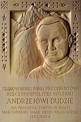 Tablica mająca uwiecznić pobyt prezydenta Dudy w Małym Cichym.