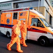 Ewakuacja pacjentów z oddziału paliatywnego szpitala w Pleszewie z powodu covid-19. Kwiecień 2020 r.