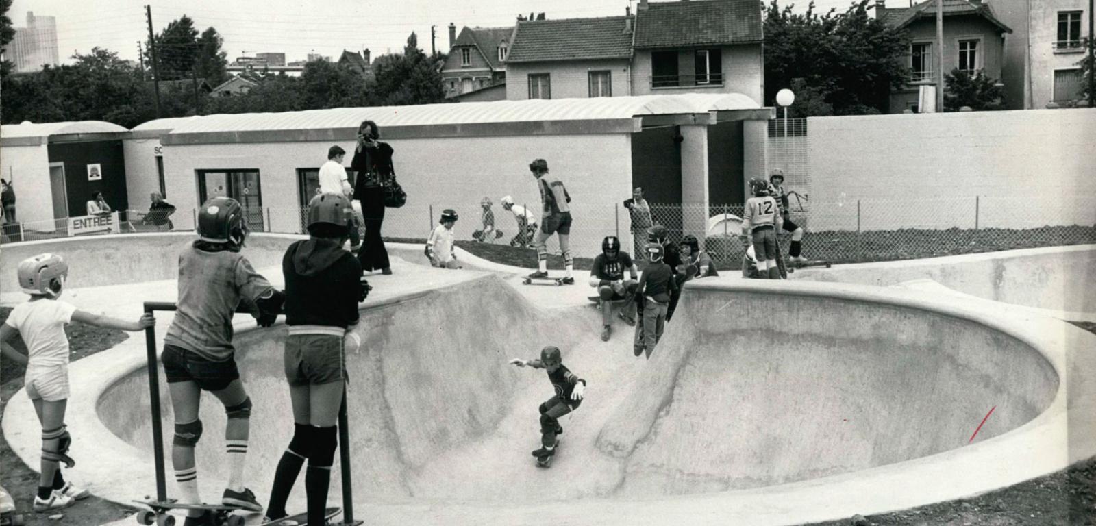 Sierpień 1978 r., południowa Kalifornia – pusty basen, w którym młodzi adepci skateboardingu doskonalą swoje umiejętności.