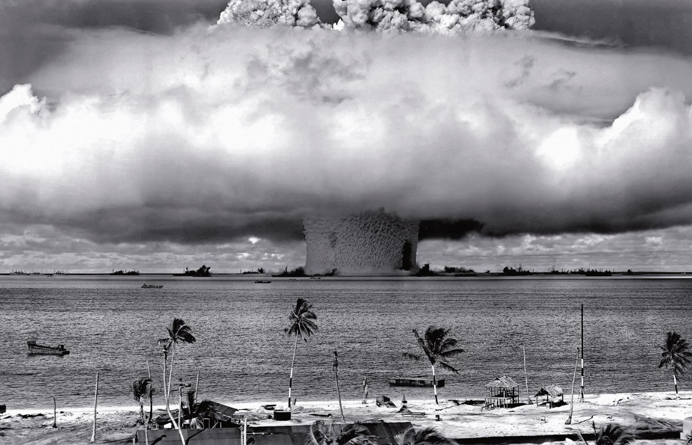 Pierwsza podwodna eksplozja bomby atomowej, przeprowadzona przez USA na atolu Bikini w 1946 r.