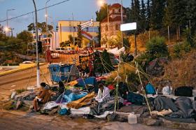 Większość azylantów dziś tłoczy się na niewielkim odcinku drogi między nowym obozem a spaloną Morią.