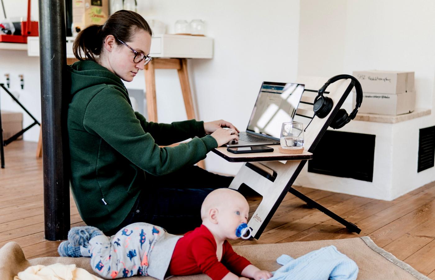 Choć 94 proc. matek chce być aktywnych zawodowo, tylko połowa wraca do pracy, zanim dziecko ukończy trzy lata.