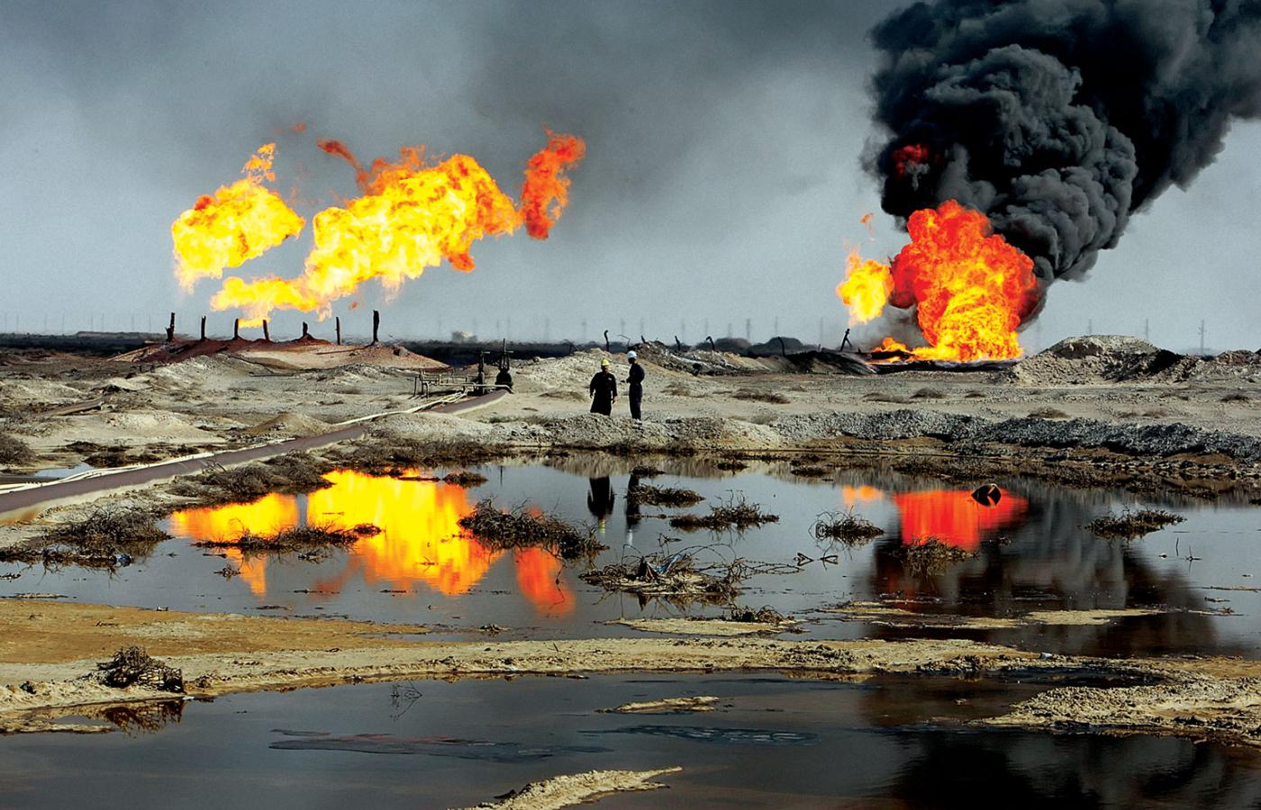 Płonące pola naftowe w okolicach Basry w Iraku