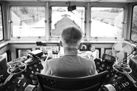 Kapitan Lech Peczeniuk w centrum dowodzenia 110-metrowym zestawem dwóch barek i pchacza.