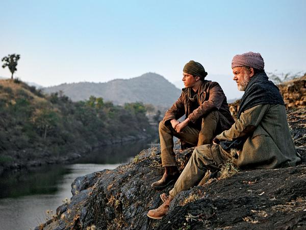 Finnegan Oldfield (pierwszy z lewej) jako brat poszukujący siostry.
