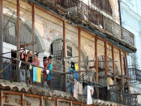 W jednym pomieszczeniu potrafią mieszkać cztery pokolenia kilku różnych rodzin.