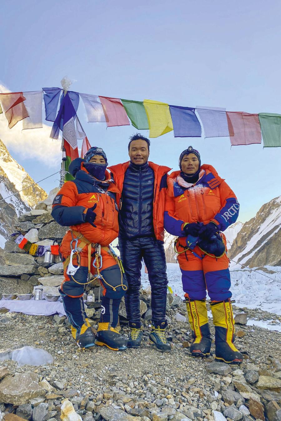 W Polsce wyczyn Szerpów na K2 wzbudza kontrowersje. Część środowiska zarzuca Nepalczykom korzystanie z „dopingu” w postaci tlenu (od lewej: Galje Sherpa, Chhang Dawa Sherpa, Sona Sherpa).