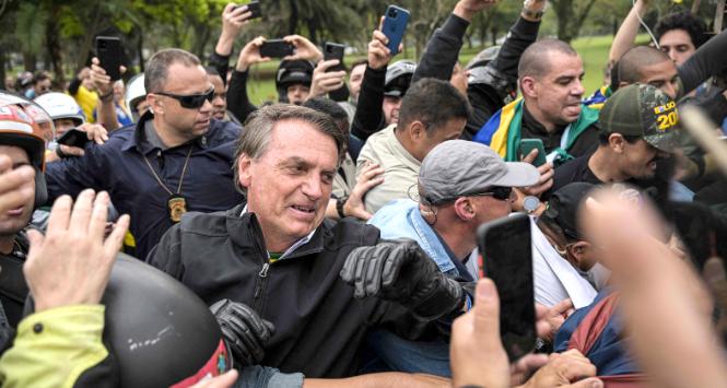 Jair Bolsonaro w tłumie zwolenników