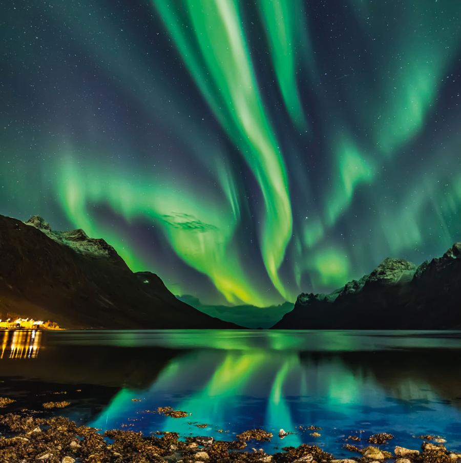 Zorza nad norweską wioską Ersfjordbotn w pobliżu Tromsø.