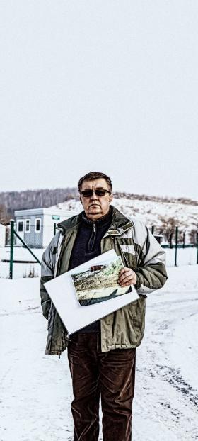 Zbigniew Szatkowski na tle miejskiego wysypiska śmieci w Bogatyni