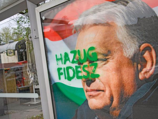 „Kłamca Fidesz” – billboard w Budapeszcie. Partia Orbána to organizacja przestępcza, której spoiwem był dostęp do zasobów państwa.