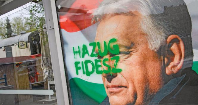 „Kłamca Fidesz” – billboard w Budapeszcie. Partia Orbána to organizacja przestępcza, której spoiwem był dostęp do zasobów państwa.