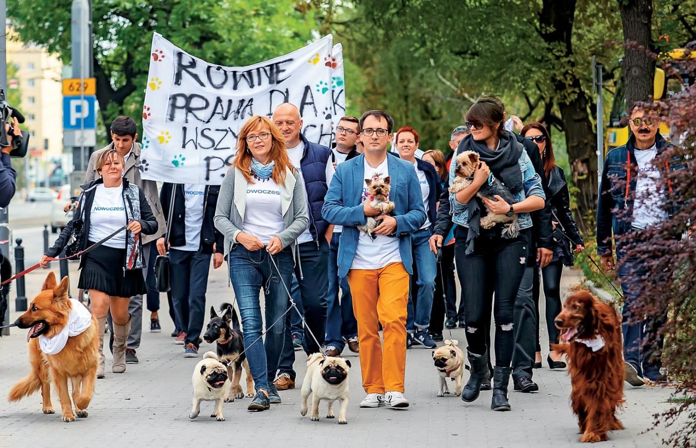 Nowoczesna korzysta z każdej okazji, by zaistnieć. Tutaj demonstracja „Weekend w SPA dla każdego psa!” – po publikacjach o szefie Solidarności Piotrze Dudzie i jego yorku Kacperku.