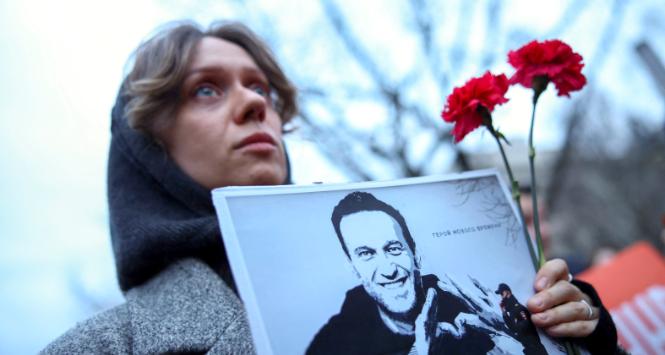 Po śmierci Aleksieja Nawalnego przed ambasadą Rosji w Berlinie zgromadzili się ludzie, którzy przynieśli kwiaty, znicze i jego podobizny. 16 lutego 2024 r.