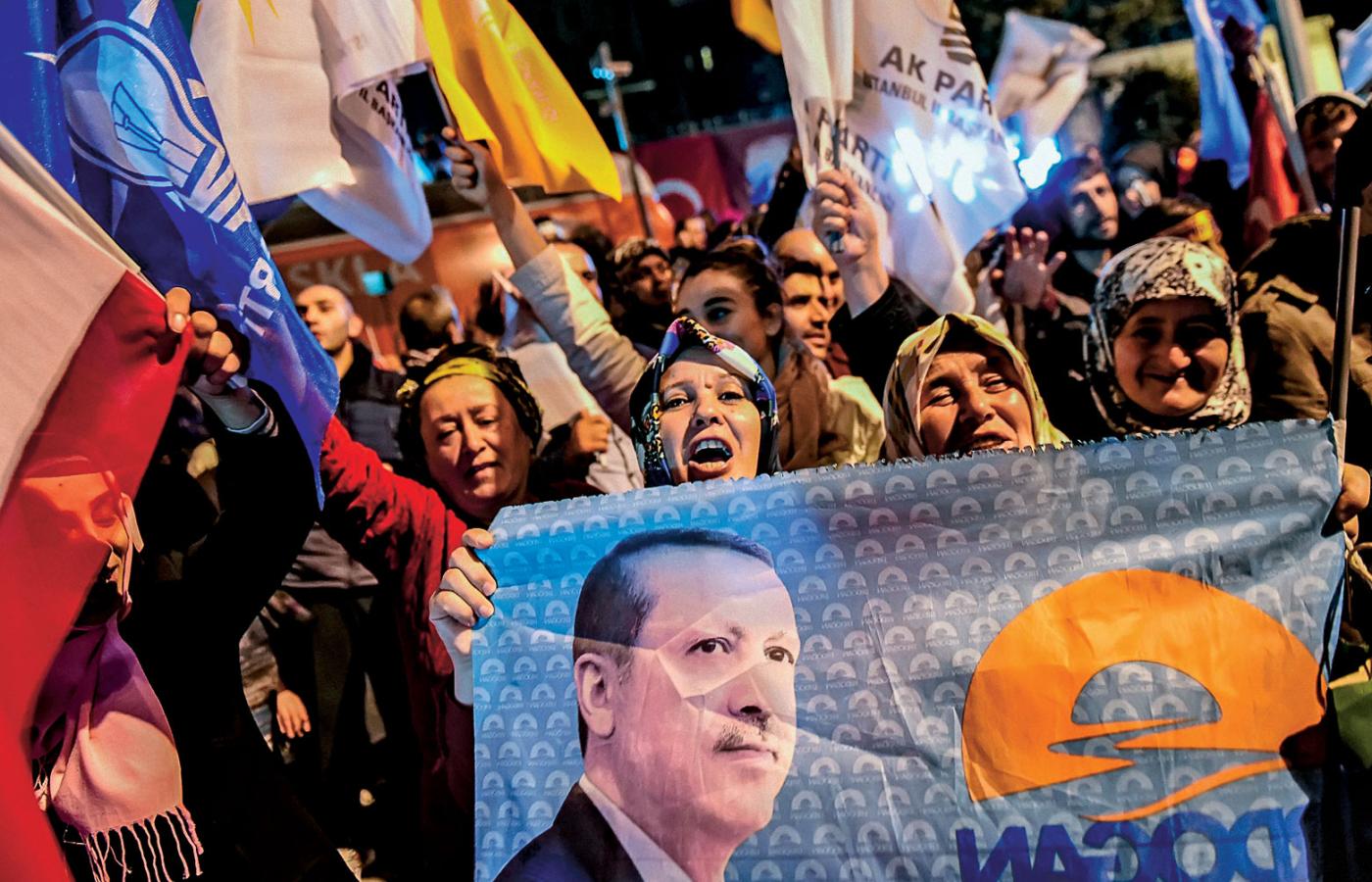 Zwolennicy partii AKP z banerem, na którym widać prezydenta Recepa Tayyipa Erdoğana, świętują ogłoszenie wstępnych wyników wyborów, Stambuł, 1 listopada 2015 r.