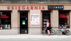 Czytanie, Kraków, ul. Kalwaryjska 541. Dlaczego warto prowadzić księgarnię kameralną?Warto właśnie dlatego, że są niezależne, same decydują, co sprzedają i co polecają. Czytelnicy traktowani są indywidualnie, kameralny klimat sprzyja rozmowie i lepszemu kontaktowi z ludźmi. Poza tym pracują w nich fajni ludzie, którzy czytają i naprawdę to lubią.2. Skąd pomysł na taką, a nie inną nazwę księgarni?Z nazwa to raczej prosta sprawa, bez zbędnej filozofii, księgarnia Czytanie jest efektem połączenia tego, co najbardziej lubimy, czyli czytania, i naszej oferty wyprzedażowej. Można u nas nabyć dużo dobrej literatury w bardzo niskiej cenie :-)