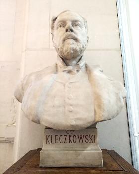 Najprawdopodobniej pierwszym Polakiem na koreańskiej ziemi był Michał Kleczkowski, kuzyn Cypriana Norwida.