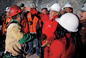Prezydent Piñera wita górników.
