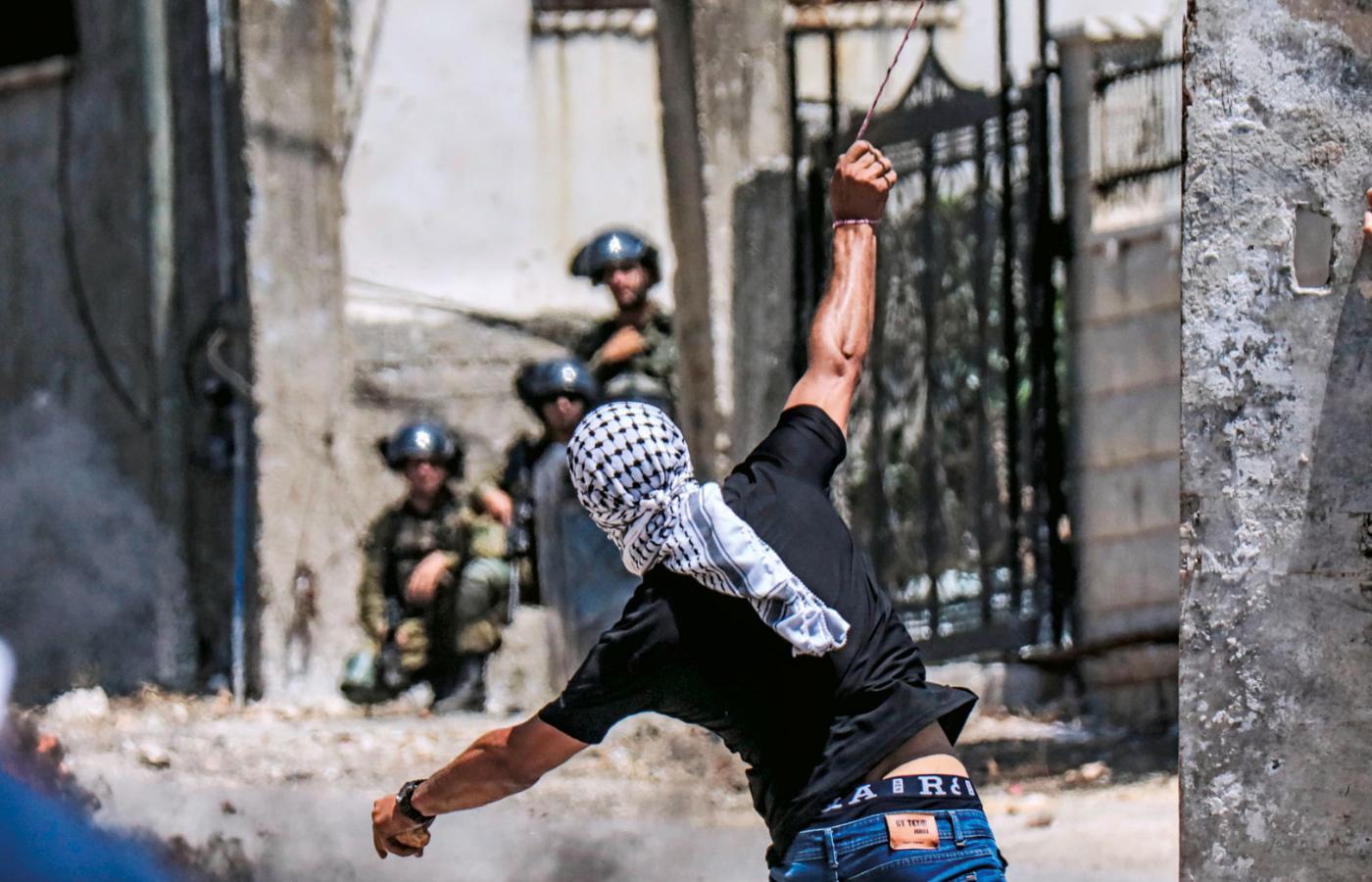 Nablus, Palestyńczyk protestujący przeciwko izraelskim osadnikom.