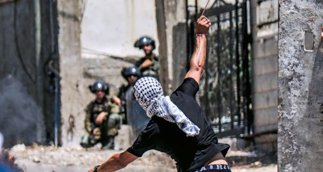 Nablus, Palestyńczyk protestujący przeciwko izraelskim osadnikom.