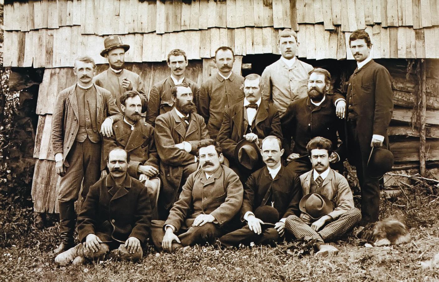 Ignacy Łukasiewicz (drugi z siedzących w środkowym rzędzie - od lewej) z pracownikami kopalni w Bóbrce koło Krosna, 1855 r.