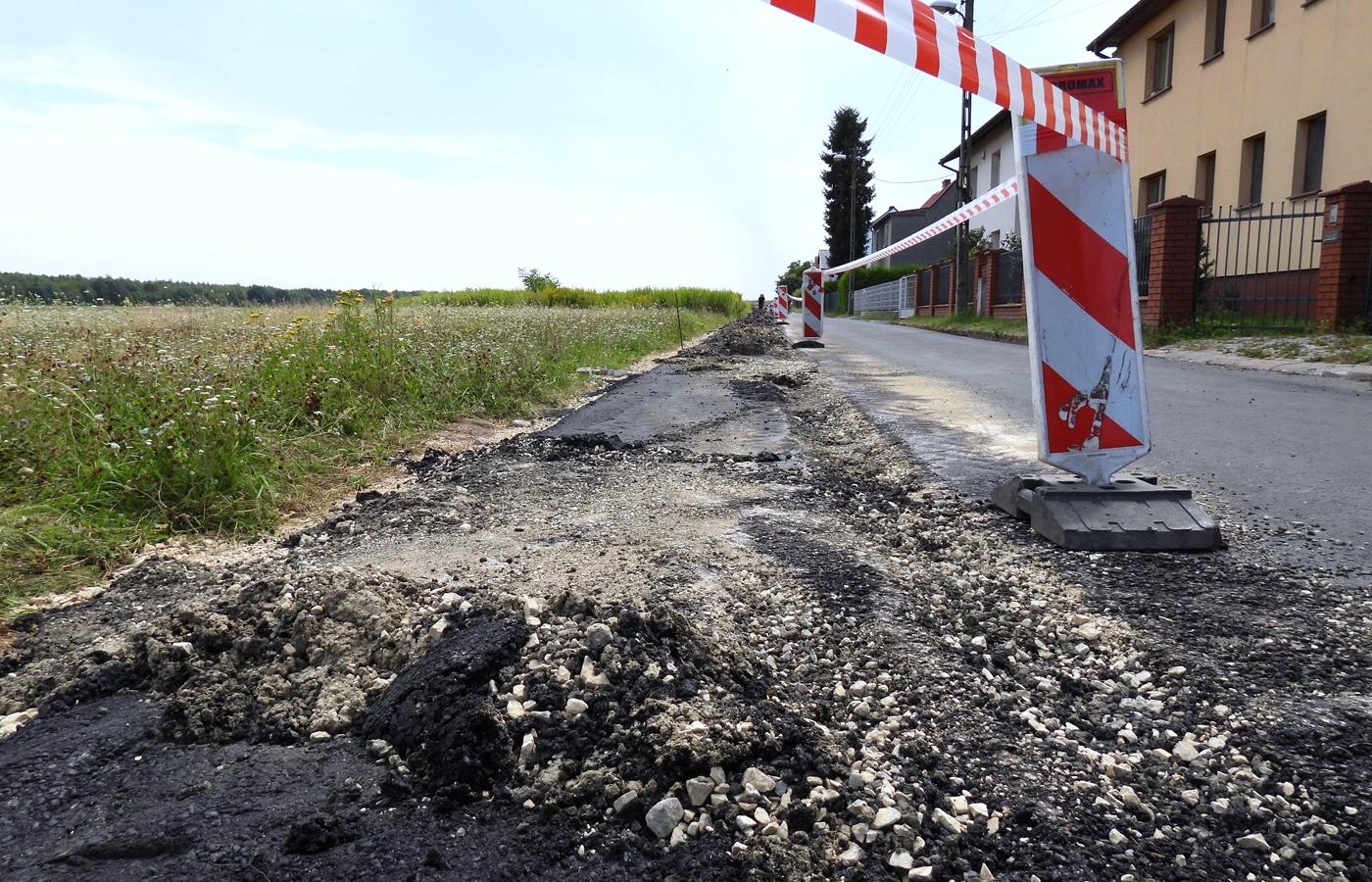 Zaorany asfalt na ul. Rybackiej w Gliwicach