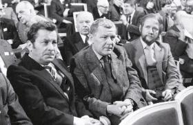 Od lewej: Józef Tejchma i Mieczysław Rakowski na Kongresie Kultury Polskiej przerwanym wprowadzeniem stanu wojennego w grudniu 1981 r.