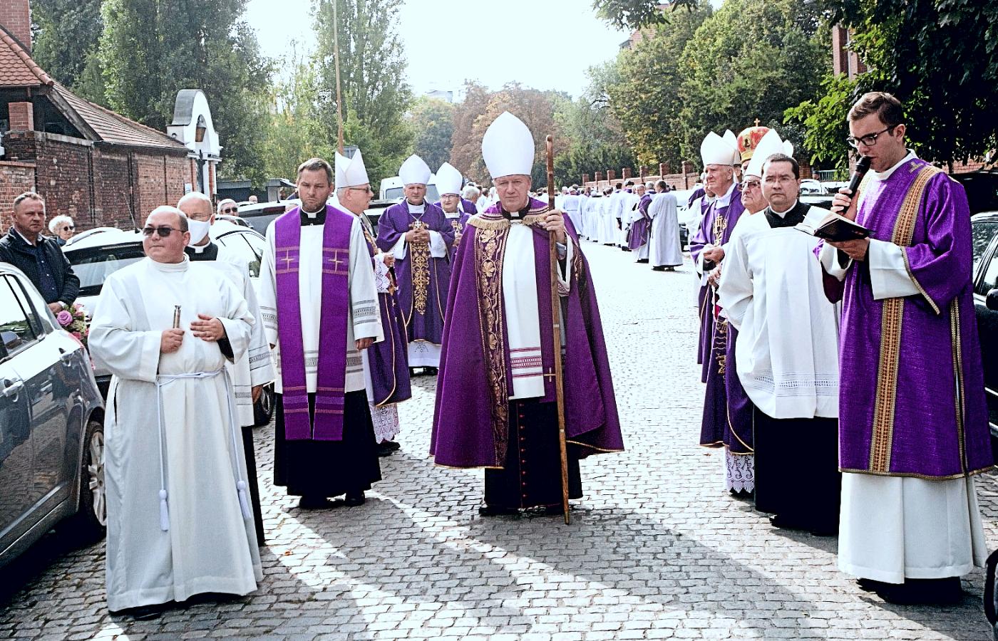 Metropolita wrocławski abp Józef Kupny (w środku, z pastorałem) na pogrzebie bp. Edwarda Janiaka