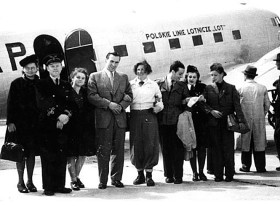 Rok 1946. Pan pilot. Radość na twarzach pasażerów przy wejściu do samolotu LOT-u. Okęcie było otwarte bardziej dla powracających z Zachodu niż dla wyjeżdżających. 'Żelazna kurtyna' już zapadła.